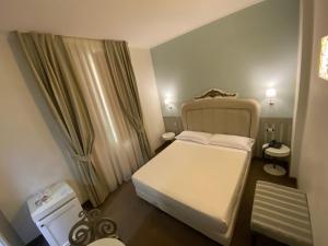 Rúm í herbergi á JR Hotels Oriente Bari