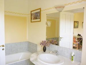 A bathroom at Katzilieris Country House