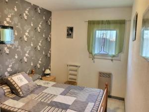 - une chambre avec un lit et une fenêtre dans l'établissement Confortable appartement à 700m de la plage de Valras !, à Valras-Plage