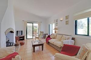 Zona d'estar a Algarve Country Villa With Pool by Homing