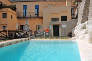 una gran piscina frente a un edificio en Loft Apartments by AMALFIVACATION en Amalfi