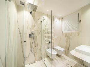 ein Bad mit einer Dusche, einem WC und einem Waschbecken in der Unterkunft Apartment Ronch in Selva