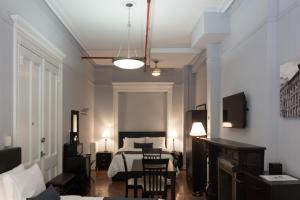 1 dormitorio con 1 cama, mesa y sillas en The Central Park North en Nueva York