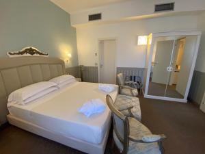 Rúm í herbergi á JR Hotels Oriente Bari