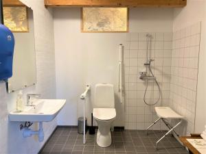 y baño con aseo y lavamanos. en Apartment med udsigt over Nordmors en Sejerslev