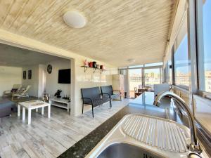 kuchnia ze zlewem i salonem w obiekcie CristianPlaya Attic w mieście Los Cristianos