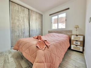 Łóżko lub łóżka w pokoju w obiekcie CristianPlaya Attic