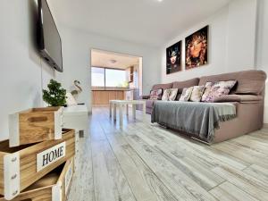 salon z kanapą i telewizorem w obiekcie CristianPlaya Attic w mieście Los Cristianos