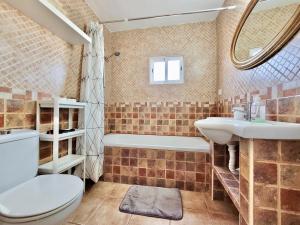 łazienka z toaletą, umywalką i wanną w obiekcie CristianPlaya Attic w mieście Los Cristianos