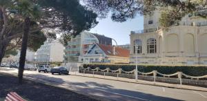 una calle con edificios y coches estacionados en la calle en 2 pièces, idéalement situé plage et centre ville, en Arcachon