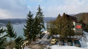 un gruppo di auto parcheggiate di fronte a un edificio di Motel Cincis a Lago Cinciş