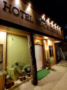 Hotel Beach Crown Juhu في مومباي: فندق فيه شجرة امام مبنى
