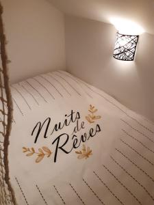 a bedroom with a bed with the words mittsie reena on it at Appartement de charme DISNEYLAND PARIS - Nidouest in Chanteloup-en-Brie