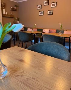 une salle à manger avec des tables, des chaises et une table dans l'établissement Pension Kitty, à Pörtschach am Wörthersee