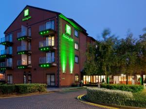 ein Gebäude mit grüner Beleuchtung an der Seite in der Unterkunft Holiday Inn Hull Marina, an IHG Hotel in Hull