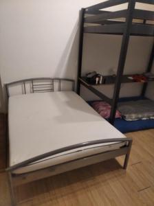 Postel nebo postele na pokoji v ubytování Economy flat 18 minutes from Vaclavske namesti