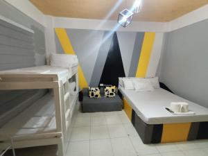 Postel nebo postele na pokoji v ubytování DJCI Apartelle Walk to Robinson & NE Pacific Mall 3 Min to SM Cabanatuan