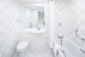 Holiday Inn Hull Marina, an IHG Hotel tesisinde bir banyo