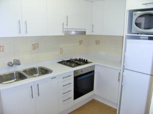 A kitchen or kitchenette at Marina 1-B