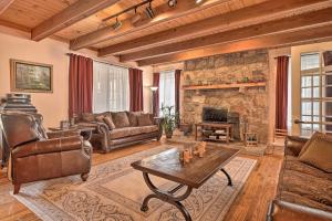 een woonkamer met een stenen open haard en lederen meubels bij Tranquil Smoky Mountain Cabin with Porch and Fire Pit in Newport