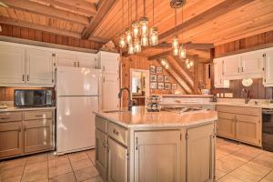 een grote keuken met witte apparatuur en houten plafonds bij Tranquil Smoky Mountain Cabin with Porch and Fire Pit in Newport