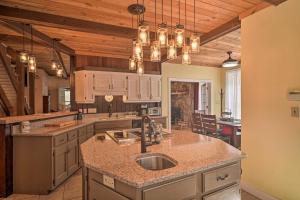 Dapur atau dapur kecil di Tranquil Smoky Mountain Cabin with Porch and Fire Pit