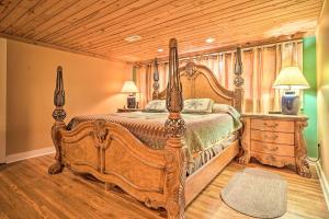 Katil atau katil-katil dalam bilik di Tranquil Smoky Mountain Cabin with Porch and Fire Pit