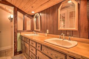 Bilik mandi di Tranquil Smoky Mountain Cabin with Porch and Fire Pit