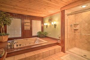 Bilik mandi di Tranquil Smoky Mountain Cabin with Porch and Fire Pit