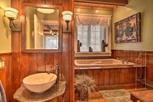 Bilik mandi di Tranquil Smoky Mountain Cabin with Porch and Fire Pit