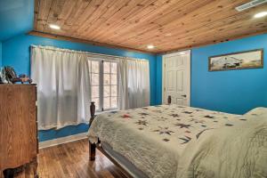 Katil atau katil-katil dalam bilik di Tranquil Smoky Mountain Cabin with Porch and Fire Pit