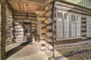 Gambar di galeri bagi Tranquil Smoky Mountain Cabin with Porch and Fire Pit di Newport