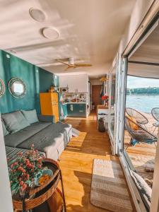 Sala de estar de un barco con sofá en Costa del Kryspi Całoroczne Domy na Wodzie, en Cholerzyn
