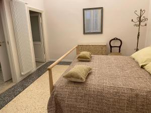 ein Schlafzimmer mit einem Bett mit zwei Kissen darauf in der Unterkunft Pinciana C23 in Rom