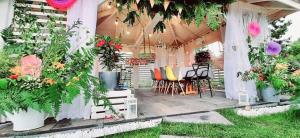 een patio met planten en een tafel en stoelen bij Pokoje Hotelowe Siedlczanka in Siedlce