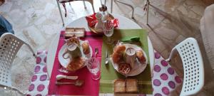 una mesa con un plato de comida en una mesa en Magione Apartment&Rooms, en Palermo