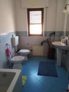 パレルモにあるMagione Apartment&Roomsのバスルーム(洗面台2つ、トイレ2つ付)