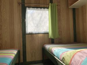 Llit o llits en una habitació de Camping Domaine Sainte Madeleine