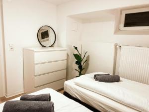 a bedroom with two beds and a mirror at Sali-Bayreuth direkt am Tierpark in Bayreuth