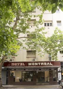 un cartello hotel monreal di fronte a un edificio di Hotel Montreal a Mar del Plata