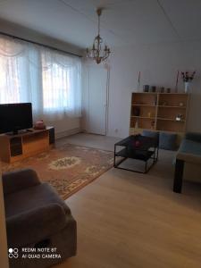 una sala de estar con un sofá y una mesa en Korento, en Sotkajärvi
