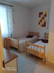 Un dormitorio con dos camas y una mesa. en Korento, en Sotkajärvi
