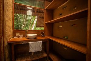 baño con lavabo y ventana en Chirapa Manta Amazon Lodge en Lamas