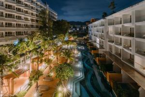 Bazén v ubytování Andaman Embrace Patong, Phuket nebo v jeho okolí + 37 fotografií