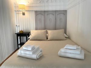 um quarto com uma cama com duas almofadas em No 5 Cádiz em Cádiz