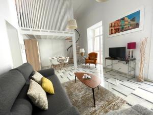 un salon avec un canapé et une table dans l'établissement No 5 Cádiz, à Cadix