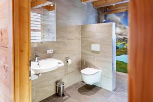 Koupelna v ubytování Köck-Chalet + 37 fotografií