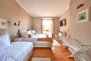 1 dormitorio con 2 camas y ventana en Casa do Mercado Lisboa, en Lisboa
