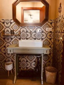 een badkamer met een wastafel en een spiegel aan een muur bij Runamonte camere in Perugia