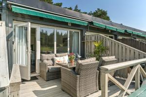 d'un patio avec des chaises en osier et une table sur une terrasse. dans l'établissement Semesterboende på Hällestrand, Strömstad, à Strömstad